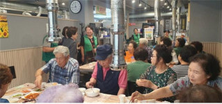 [포토뉴스]돈돈고, 경로당 노인 식사 나눔 봉사