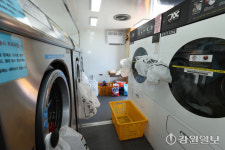 [포토뉴스]가뭄에 강릉시 이동빨래방 세탁 서비스