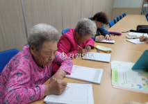 화천군 성인문해교실 수강생 시화전 다수 입상