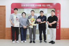 [포토뉴스]박덕영 국립강릉원주대 총장, 전국국·공립대학교 조교노동조합 감사패 수상