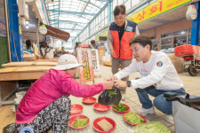 [포토뉴스] 김진태 도지사 고성군서 추석맞이 전통시장 장보기 행사