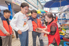 [포토뉴스] 김진태 도지사 고성군서 추석맞이 전통시장 장보기 행사