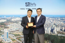 [포토뉴스]강원특별자치도지체장애인협회, 도 장애인한마음전진대회 성공개최 감사패 전달