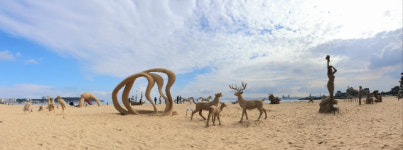 모래로 빚어낸 ‘청옥빛 하늘을 따라가는 바다의 숨결’