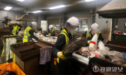 컨베이어 벨트 위 음식물·멀티탭까지…추석 앞둔 재활용선별장 ‘분주’