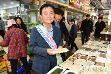 [포토뉴스] 화천 전통시장 장보기 행사