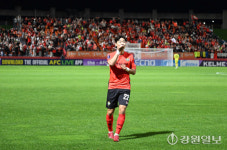 [포토뉴스] 비셀 고베와 전반전 중 연달아 득점하는 강원