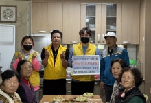 [포토뉴스]원주 문막소상공인상인회, 반계3리 경로당 찾아 행복한 오찬 나눔