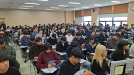 [포토뉴스]춘천고용복지+센터, 동계 아르바이트 면접 온 청년 300명 ‘북적’