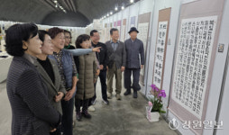 [포토뉴스] 화천문화원 서예교실 작품 전시