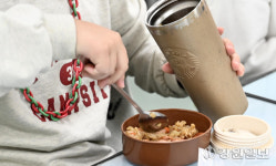 [포토뉴스] 간편식과 도시락으로 점심 해결하는 학생들