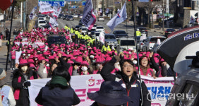 [포토뉴스]처우개선 요구하며 거리로 나온 학교급식 노동자들