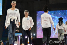 [포토뉴스]영포티 말고 영식스티? 시니어모델들의 멋진 워킹