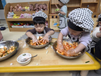 [포토뉴스]원주 맑은샘어린이집 경로당에 후원품 전달