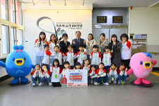 [포토뉴스]속초 밤비니어린이집, 플리마켓 수익금 성금으로 기탁