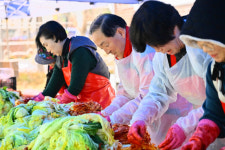 [포토뉴스]속초시 노학동주민자치위원회, 김장김치 나눔 행사 개최