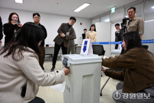 [포토뉴스]강원도선거관리위원회 지방선거 대비 직원 모의투·개표 실습