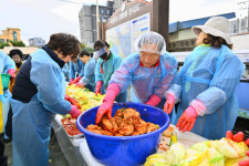 [포토뉴스]속초시 영랑동주민자치위원회, 사랑의 김장나눔 행사 개최