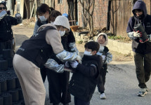 고사리손으로 연탄 배달 나선 원주 YZ Kids 영어유치원 원생들