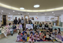 [포토뉴스]원주 건강보험꿈마루어린이집, 아동양육시설에 바자회 수익금 전달
