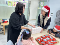 어린이집 꼬마 산타들 태장1동에 웃음·행복 선물