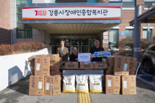 [포토뉴스]농협은행 강릉시지부, 강릉시장애인종합복지관에 쌀 후원