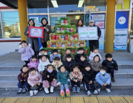 [포토뉴스]서희스타힐스리버파크어린이집, 강릉 내곡동에 라면 기탁