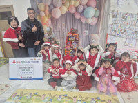 [포토뉴스]미래클어린이집, ‘사랑의 라면 트리’ 기부