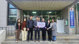 [포토뉴스]㈜강릉농산물도매시장, 강남동에 이웃돕기 성금 300만 원 기탁