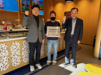 [포토뉴스]강원신용보증재단, 고성 ‘배스킨라빈스 고성간성점’ 스타기업 인증패 전달