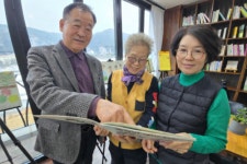 그림책으로 펼쳐진 ‘경로당 할매들의 인생 이야기’