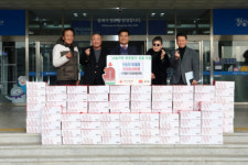 [포토뉴스]동해시 한우랩소디, 3,850만원 상당 운동화 기탁