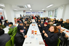 [포토뉴스]속초종합사회복지관·청초1주거행복지원센터, 설 맞이 떡국 나눔 행사 개최