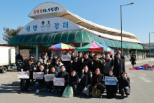 [포토뉴스]강원테크노파크, 샘밭장터에서 설맞이 전통시장 장보기 캠페인
