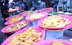 [포토뉴스] 명절 앞두고 북적이는 전집 골목