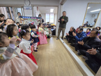 [포토뉴스] 화랑리버빌 어린이집 연봉2리 경로당서 세배