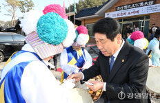 [포토뉴스]6·3 지선 강릉시장 후보 위촌리 도배례 총출동