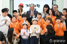[포토뉴스] 온 마을이 사랑으로 키우겠습니다 … 춘천 추곡초에서 열린 특별한 입학식