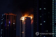 이란 대통령 사과 직후에도 걸프국 공습 계속…사우디·카타르 “공격 땐 보복”