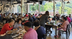 ［포토뉴스］평창한우마을 홍천대명점 어르신 경로잔치