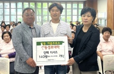 [포토뉴스]영월 상동 여름주유소, 경로대학 수강생 위해 단체티 후원