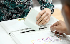 아파트 단지서 발견된 선거물품⋯춘천시선거관리위원회 물품 전량 회수