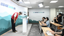 [포토뉴스] 시민들께 고개 숙여 사과하는 춘천시민버스 노조위원장