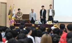 모교 성덕초교 방문한 한국축구 전설 설기현·정경호 “포기하지 않고 꿈을 향해 달리는 성덕인이 돼달라”