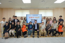 [포토뉴스]북원노인종합복지관·최혁진 국회의원 배식봉사