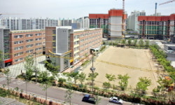 너무 좁아요 동심을 가두는 학교 운동장