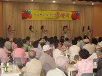 꼬마들이 마련한 흥겨운 효도잔치