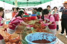 구미여성단체協, 농업인경영대회서 김치 담그기 봉사