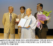 첫 메가폰 잡은 스님, 국제적 영화감독 주목