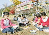 숲으로 덮인 교정서 함께 공부해요…청도 남성현초교